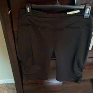 To small. Never worn. 6 inch inseam